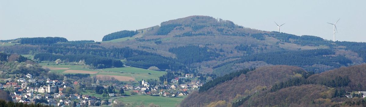 Blick aus Richtung Südosten vom Mäuseberg zum Ernstberg | Bauunternehmen für die Eifel
